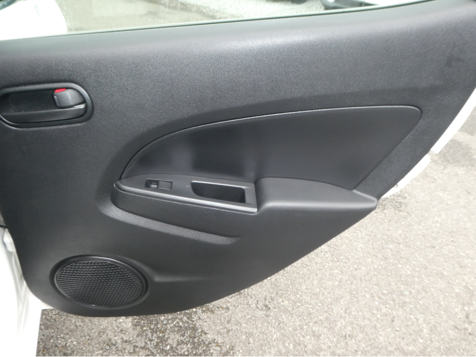 2013 Mazda Mazda2 - image 15