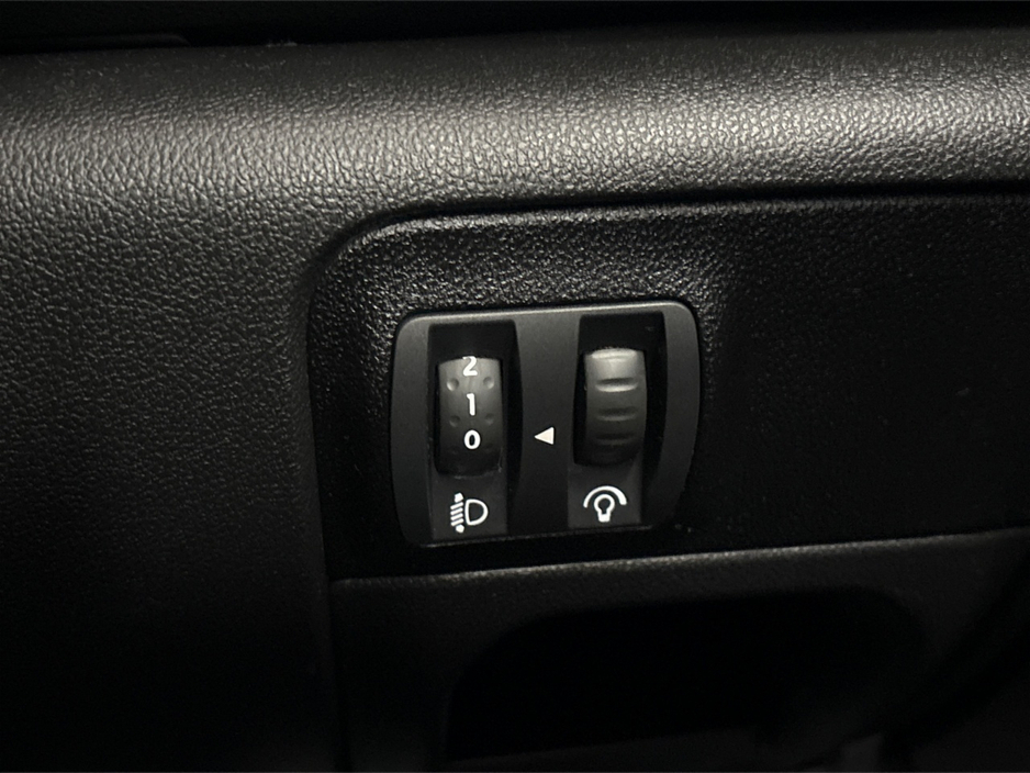 2021 Renault Megane - image 24