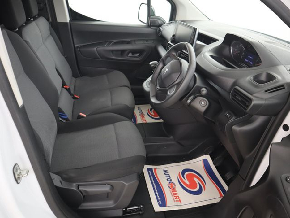 2022 Peugeot Partner - image 10