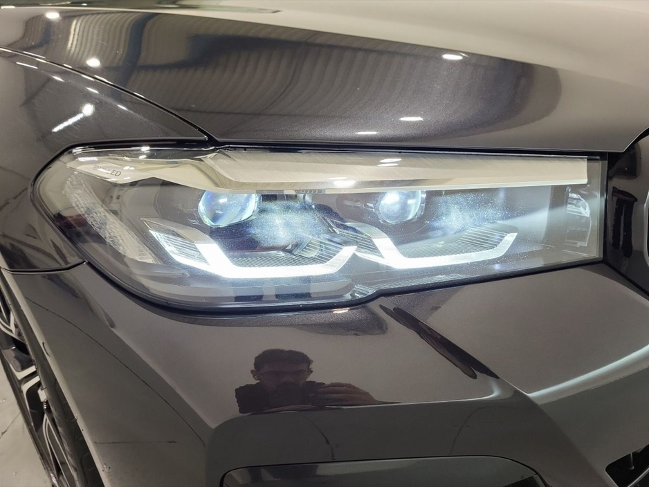 2022 BMW 5 Series - image 21