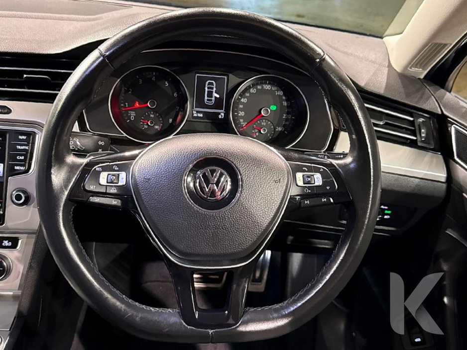 2016 Volkswagen Passat - image 14