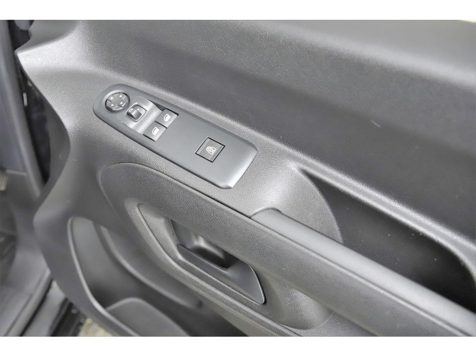 2022 Opel Combo - image 24