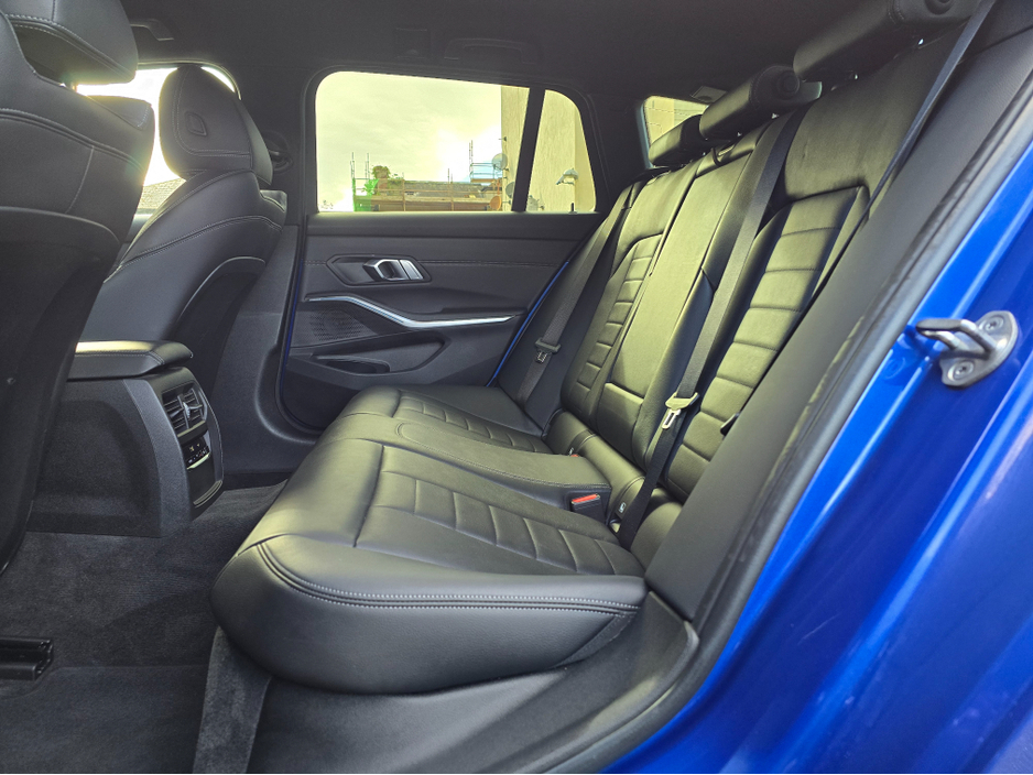 2022 BMW 3 Series - image 13