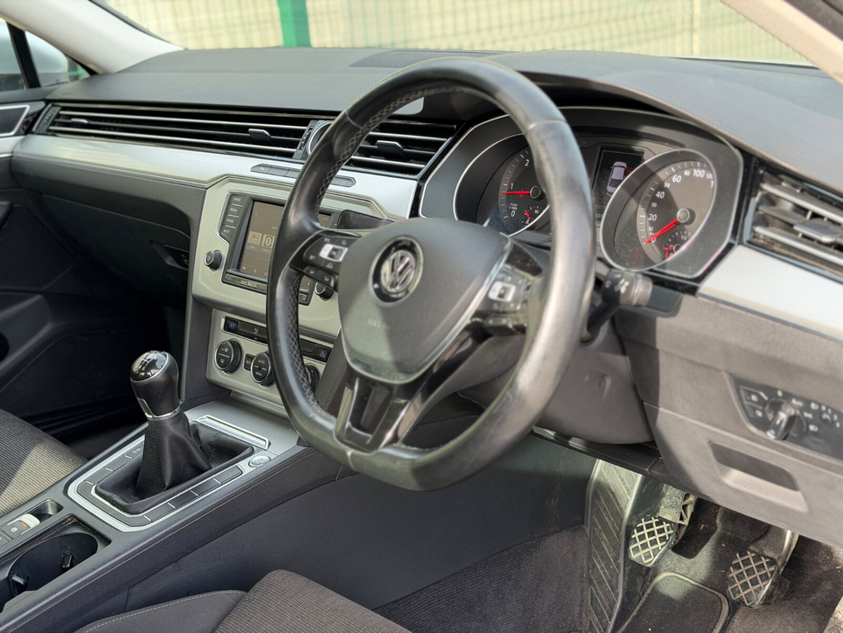 2015 Volkswagen Passat - image 10