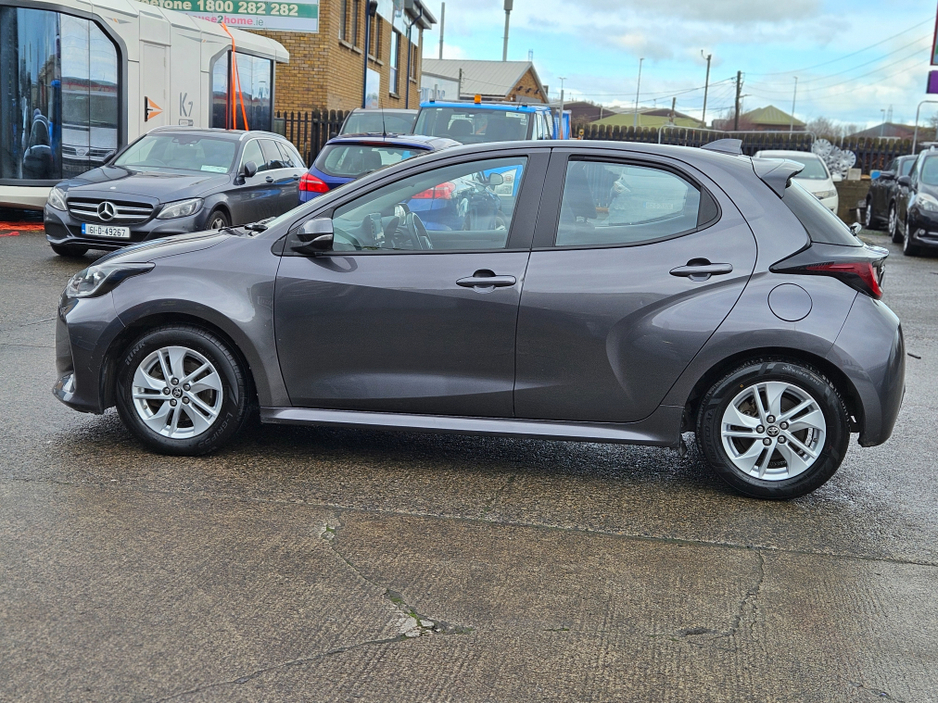 2022 Toyota Yaris - image 3