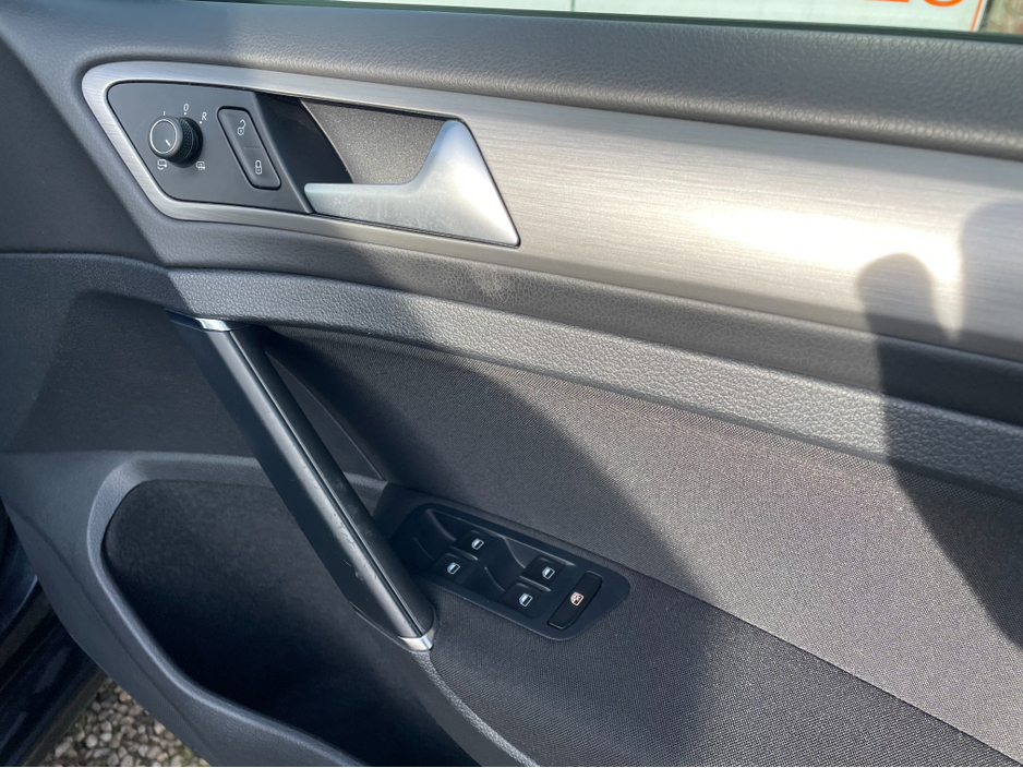 2016 Volkswagen Golf - image 18