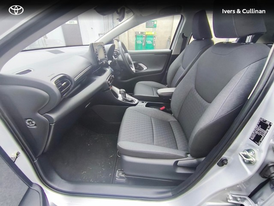 2021 Toyota Yaris - image 6