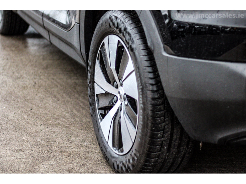 2022 Volvo XC40 T4 PHEV 211hp AT7 Plus bright €26,950