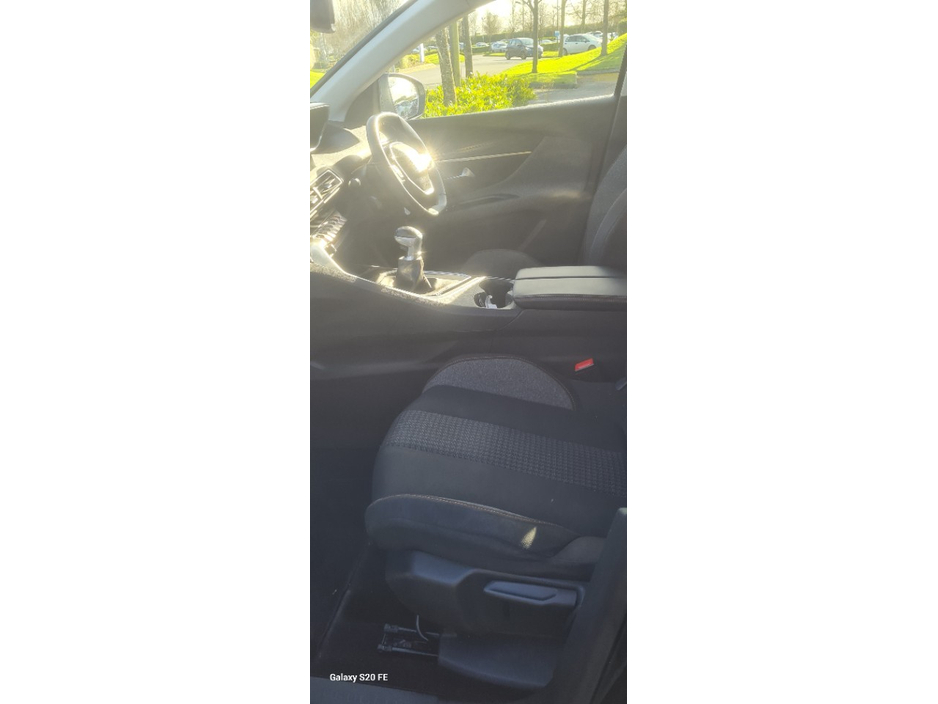 2017 Peugeot 3008 - image 2