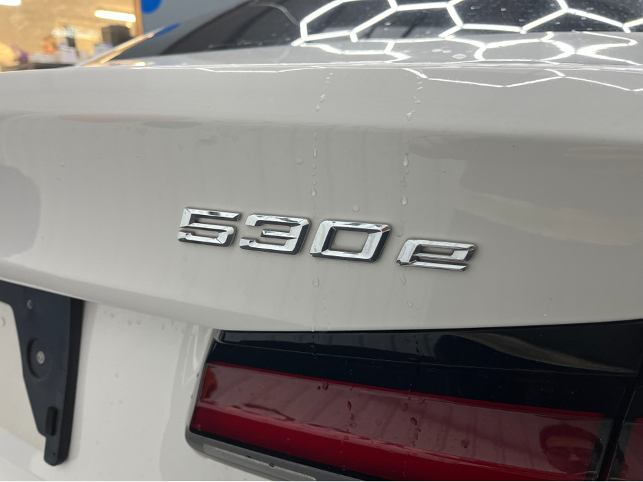 2021 BMW 5 Series - image 7