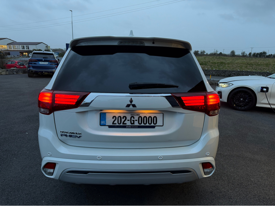 2020 Mitsubishi Outlander - image 9