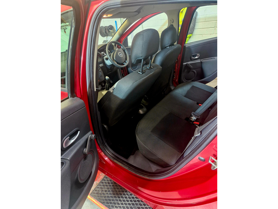 2010 Renault Clio - image 10