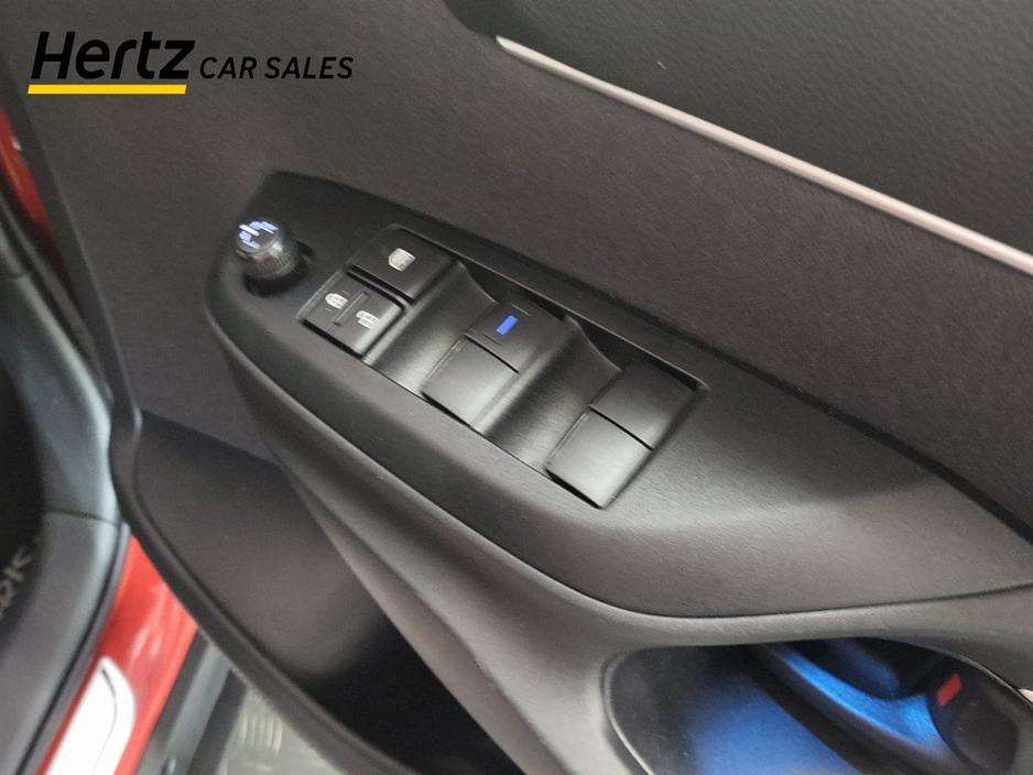 2023 Toyota Yaris Cross - image 18