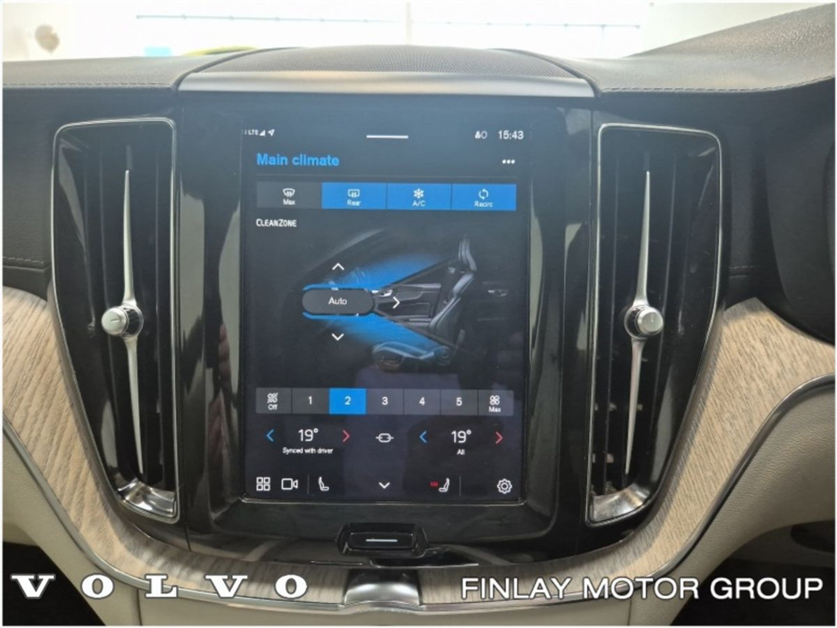 2021 Volvo XC60 - image 25