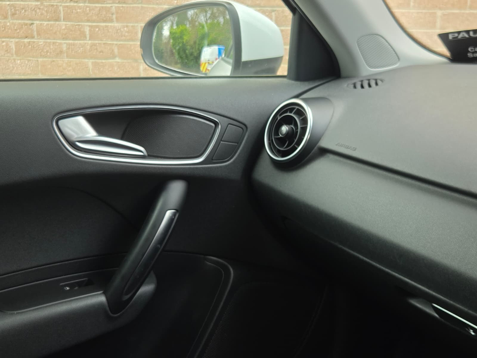 2013 Audi A1 - image 6