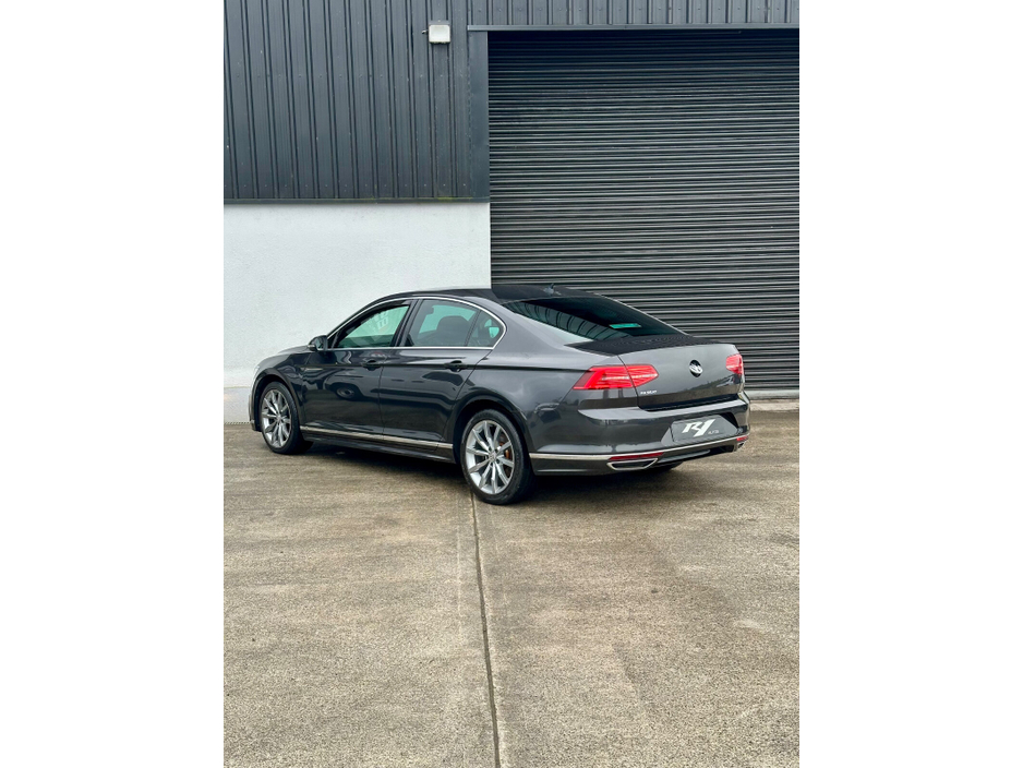 2019 Volkswagen Passat - image 9