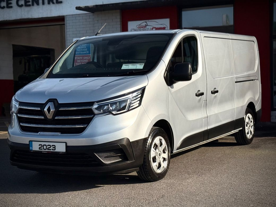 2023 Renault Trafic - image 4