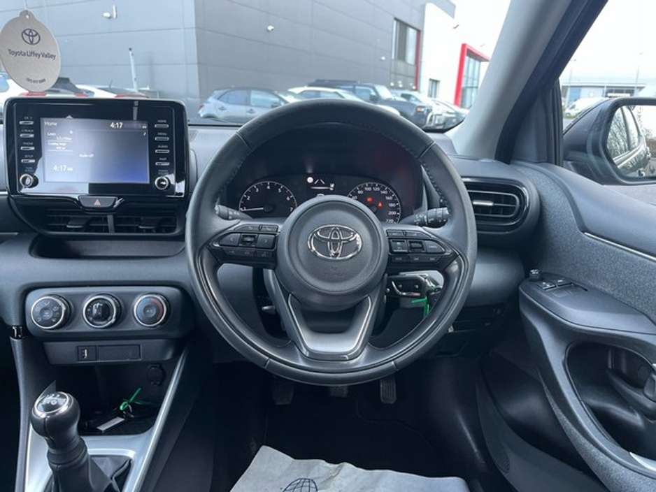 2022 Toyota Yaris - image 9
