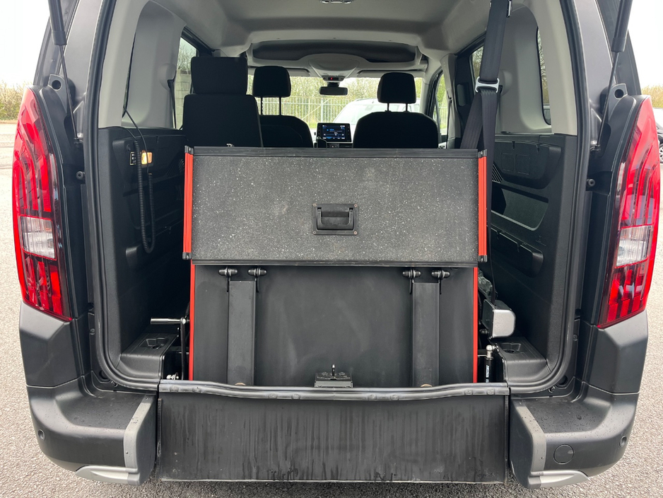 2023 Peugeot Rifter - image 9