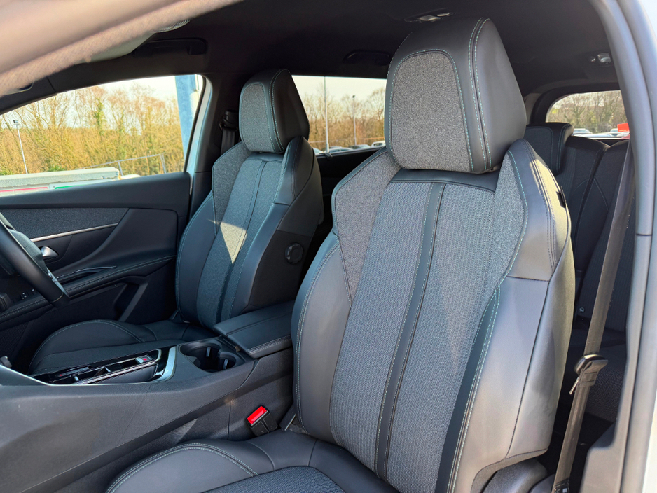 2023 Peugeot 5008 - image 8
