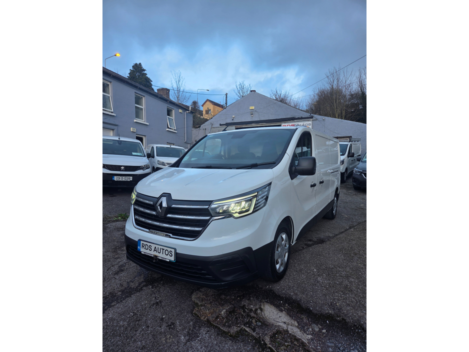 2023 Renault Trafic - image 3