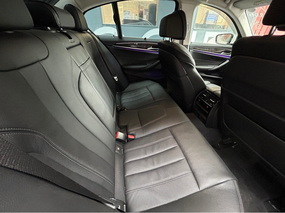 2017 BMW 5 Series - image 6