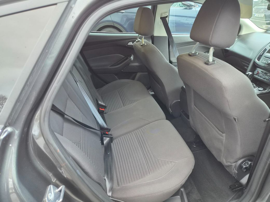 2016 Ford Focus - image 9