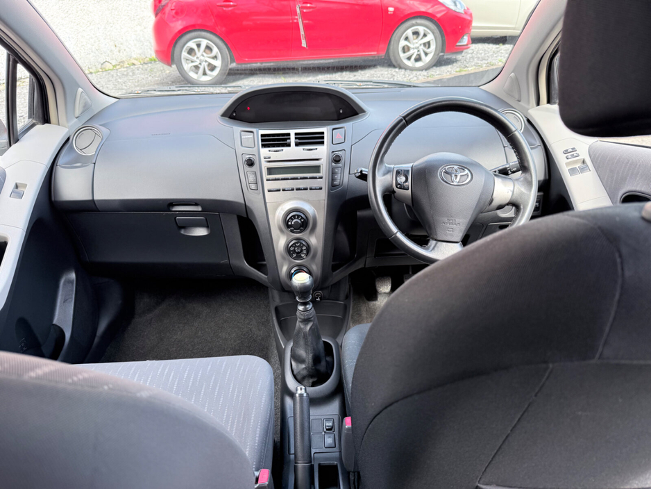 2009 Toyota Yaris - image 12