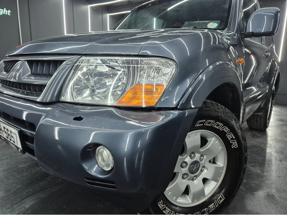 2005 Mitsubishi Shogun - image 2