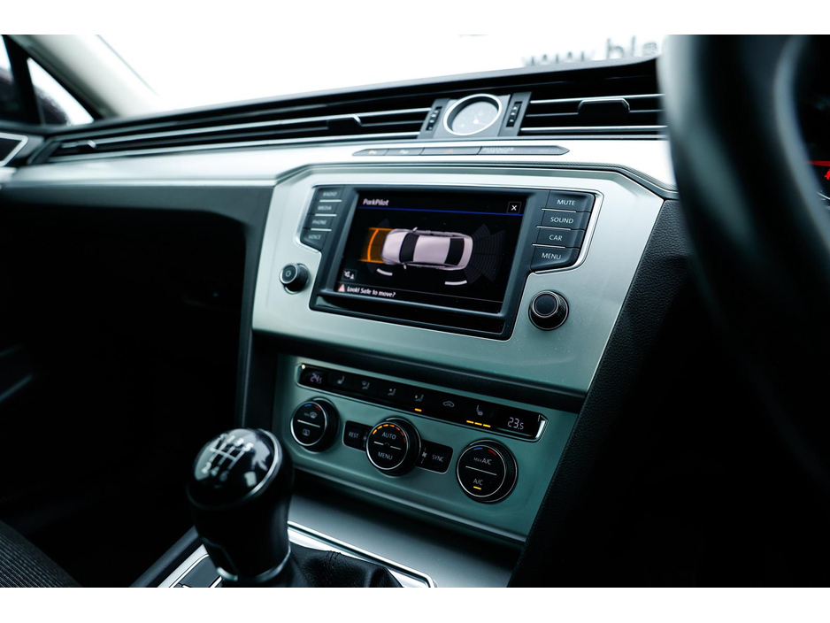 2017 Volkswagen Passat - image 10