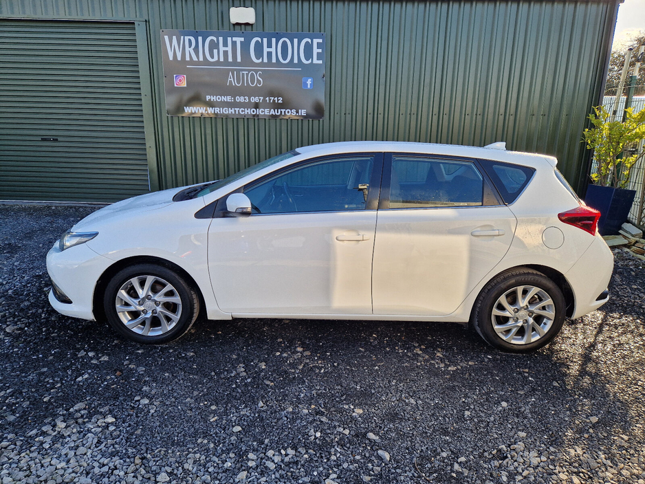 2016 Toyota Auris - image 9