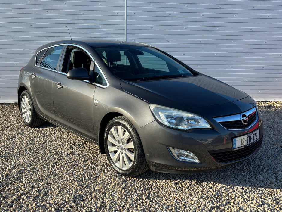 2012 Opel Astra - image 9