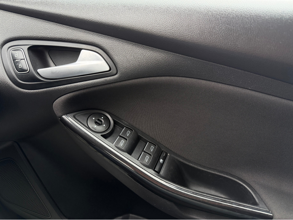 2017 Ford Focus - image 9