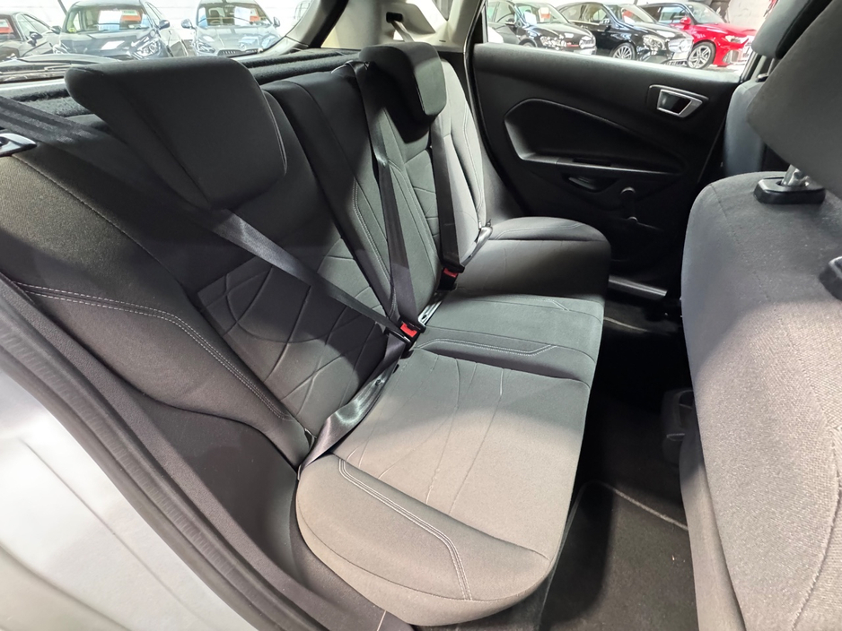 2013 Ford Fiesta - image 17