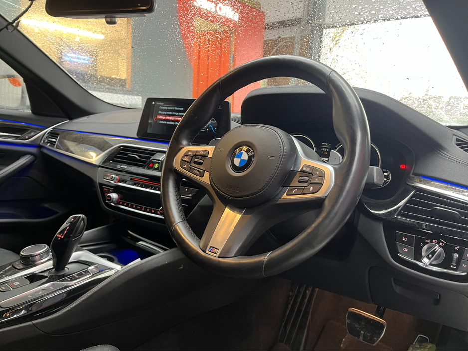 2017 BMW 5 Series - image 9