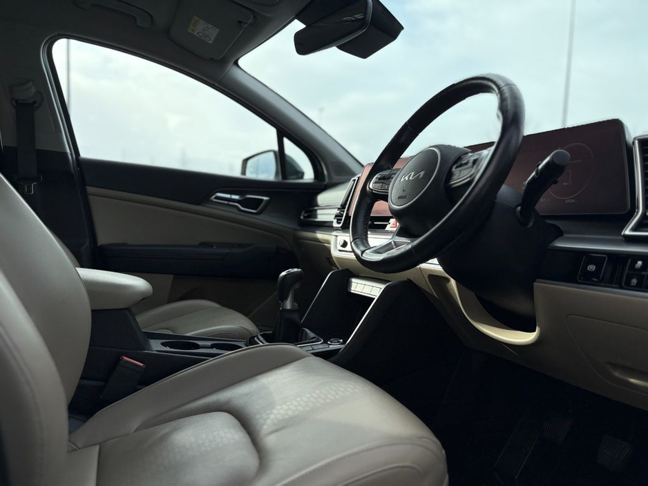 2022 Kia Sportage - image 8