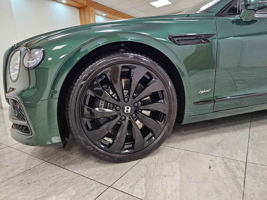 2022 Bentley Flying Spur V6 Hybrid Auto // Racing Green €164,950