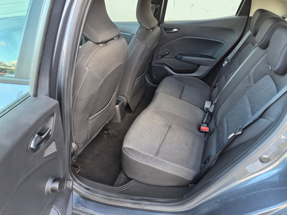 2022 Renault Clio - image 8