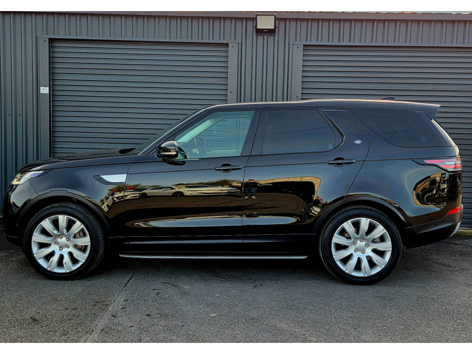 2020 Land Rover Discovery - image 5