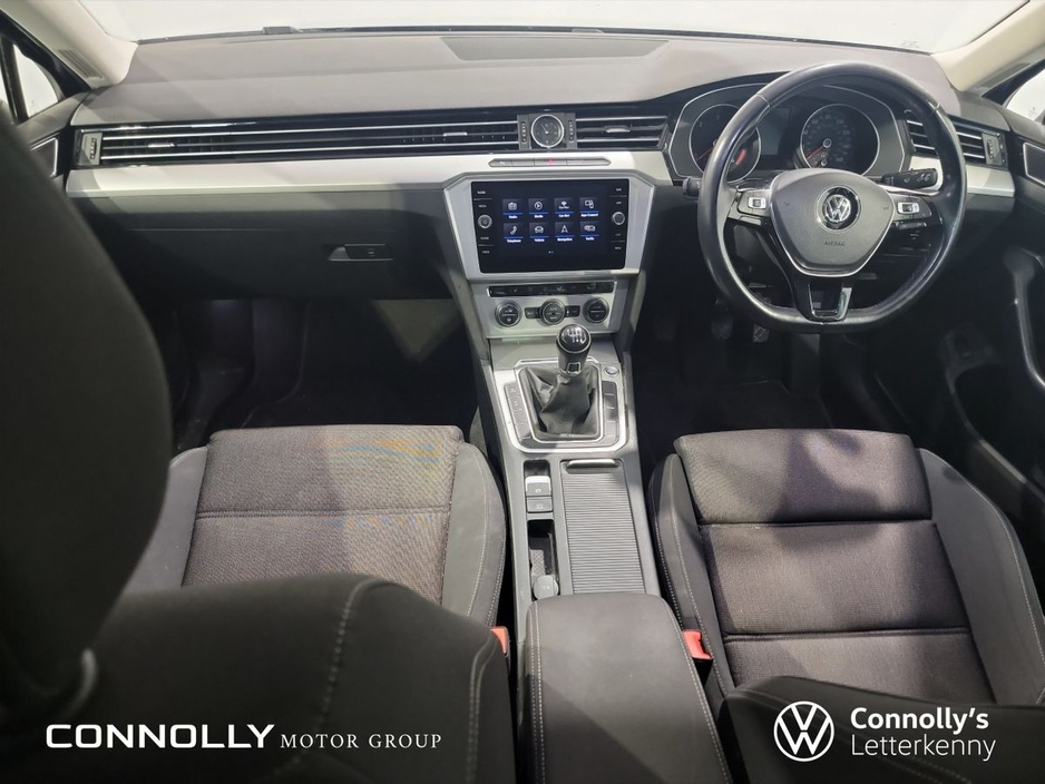 2019 Volkswagen Passat - image 4