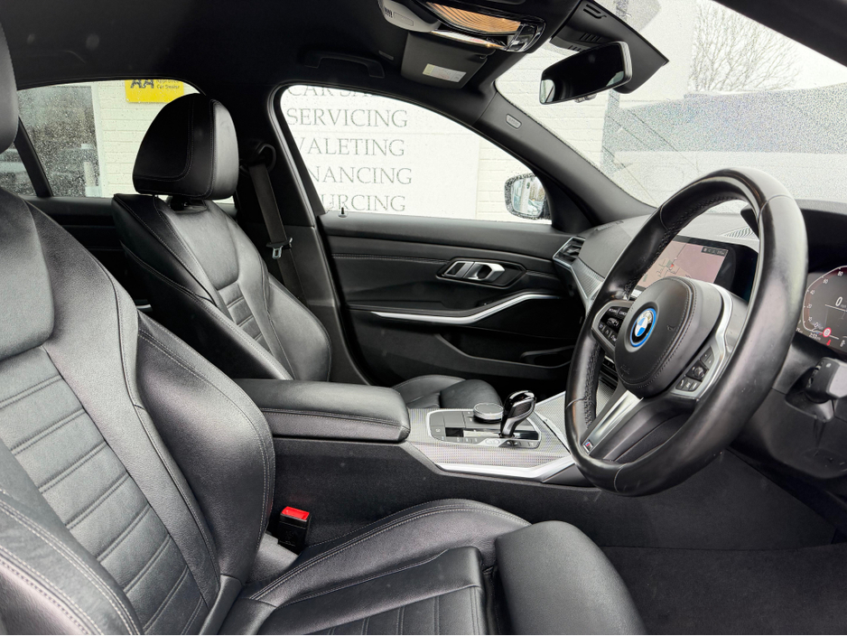 2022 BMW 3 Series - image 15