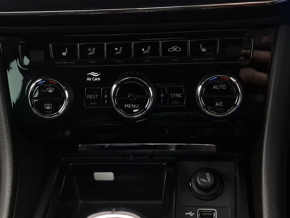 2020 Skoda Superb - image 18