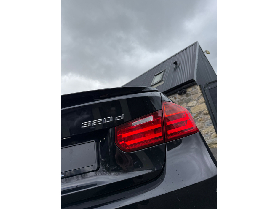 2015 BMW 3 Series - image 9