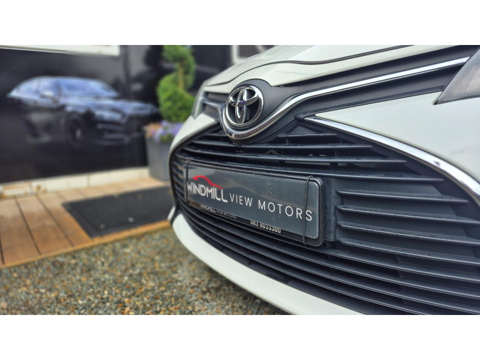 2016 Toyota Vitz - image 9