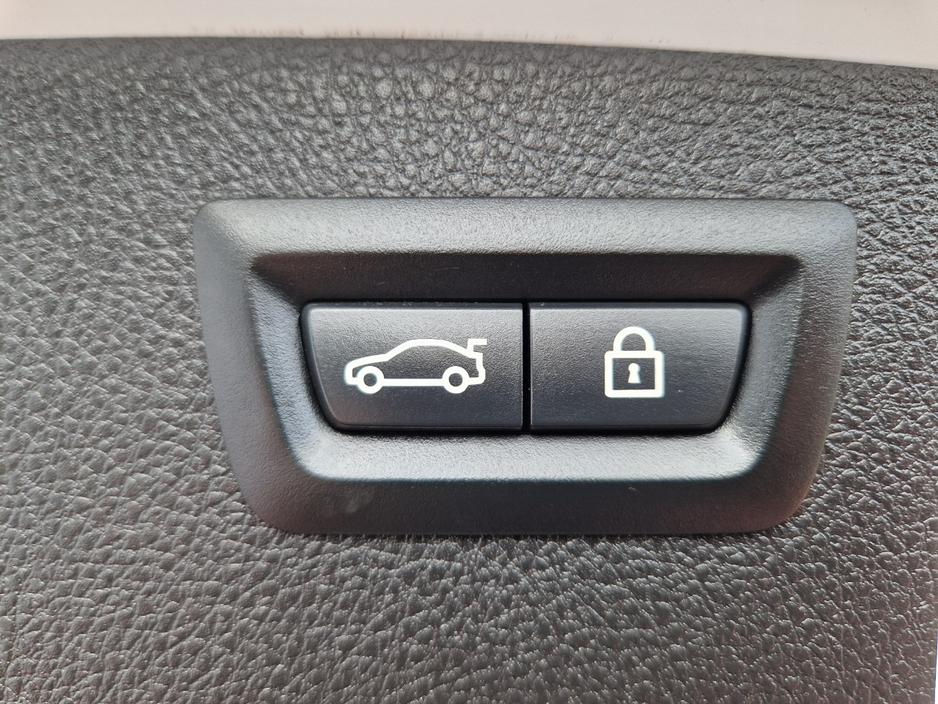 2014 BMW 3 Series - image 23