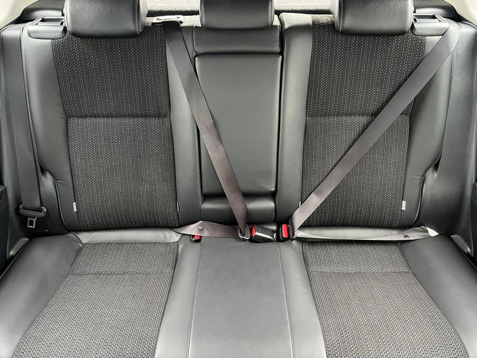 2016 Toyota Auris - image 12