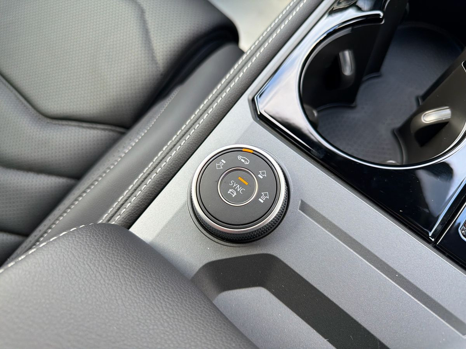 2026 Volkswagen Touareg R-Line (COMMERCIAL)