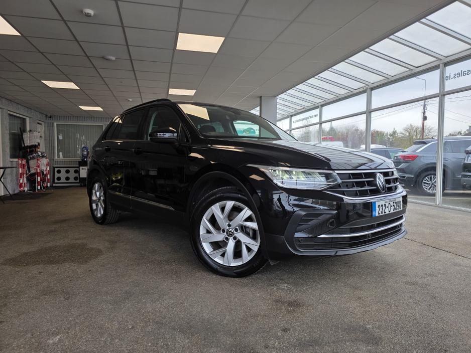 2023 Volkswagen Tiguan - image 2