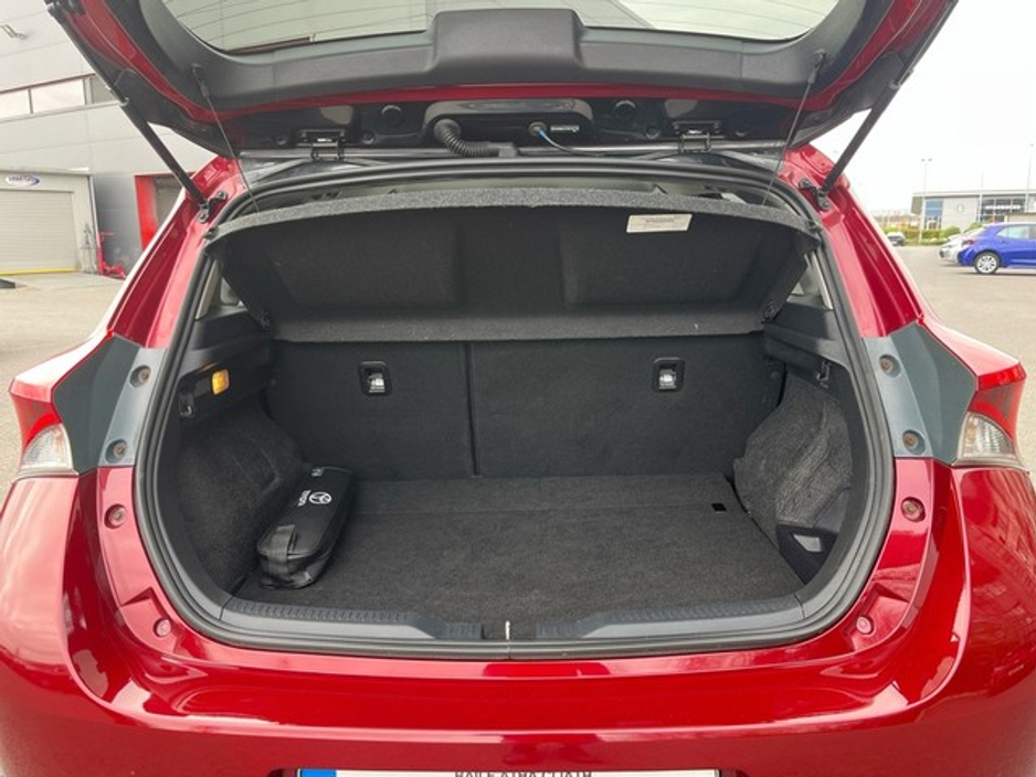 2018 Toyota Auris - image 10