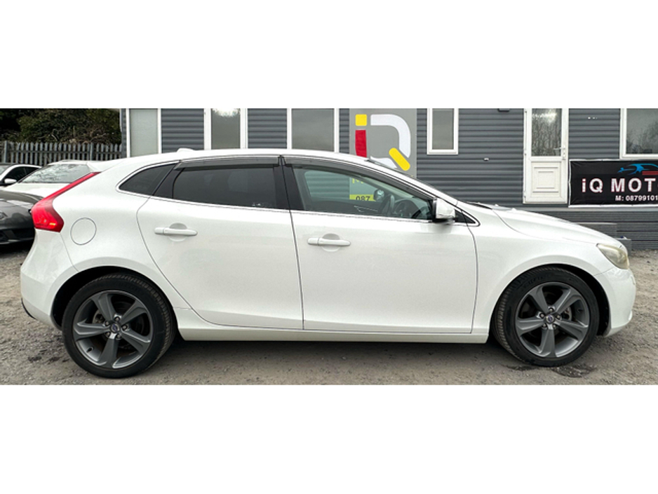 2014 Volvo V40 - image 4
